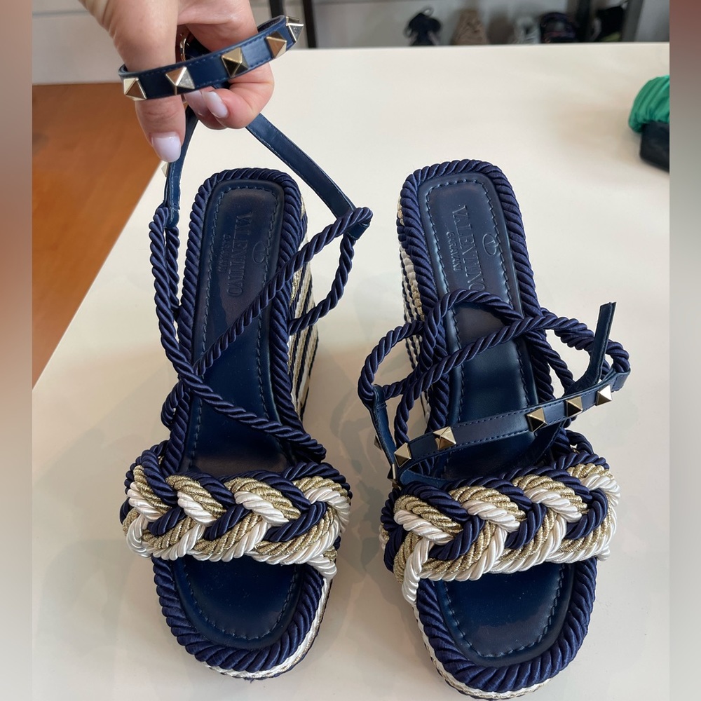 NEW Valentino rockstud platform sandals
